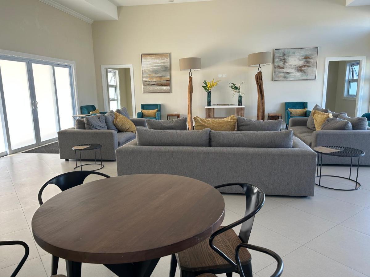 Holiday home Seamist @oceanpointe Comfy 2br W/pool Gym & Parking Lucea